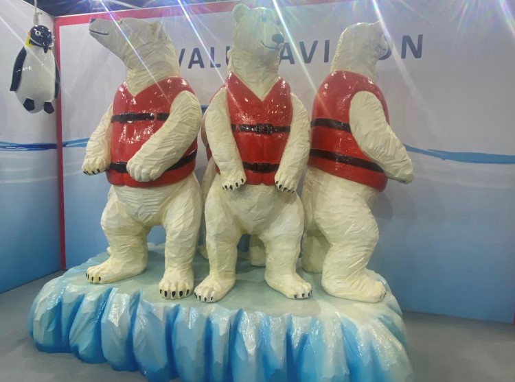 Polar bears sculpture